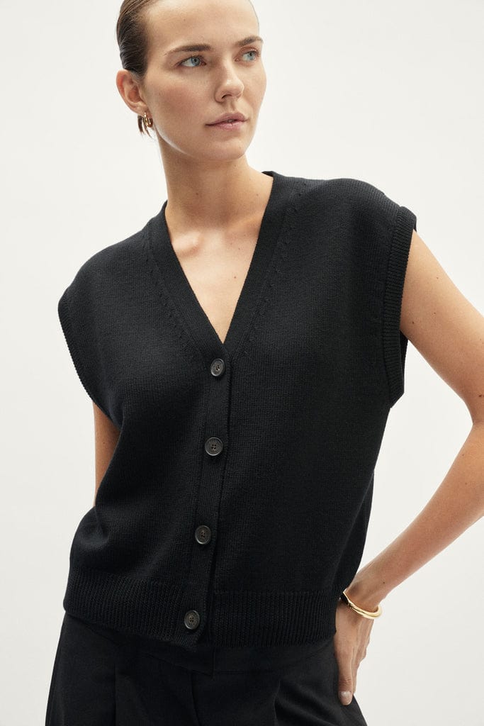 The Merino Wool Buttoned Vest -black