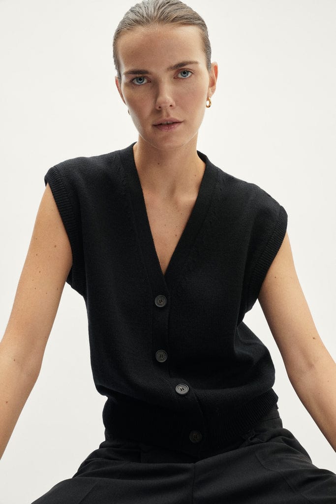 The Merino Wool Buttoned Vest -black