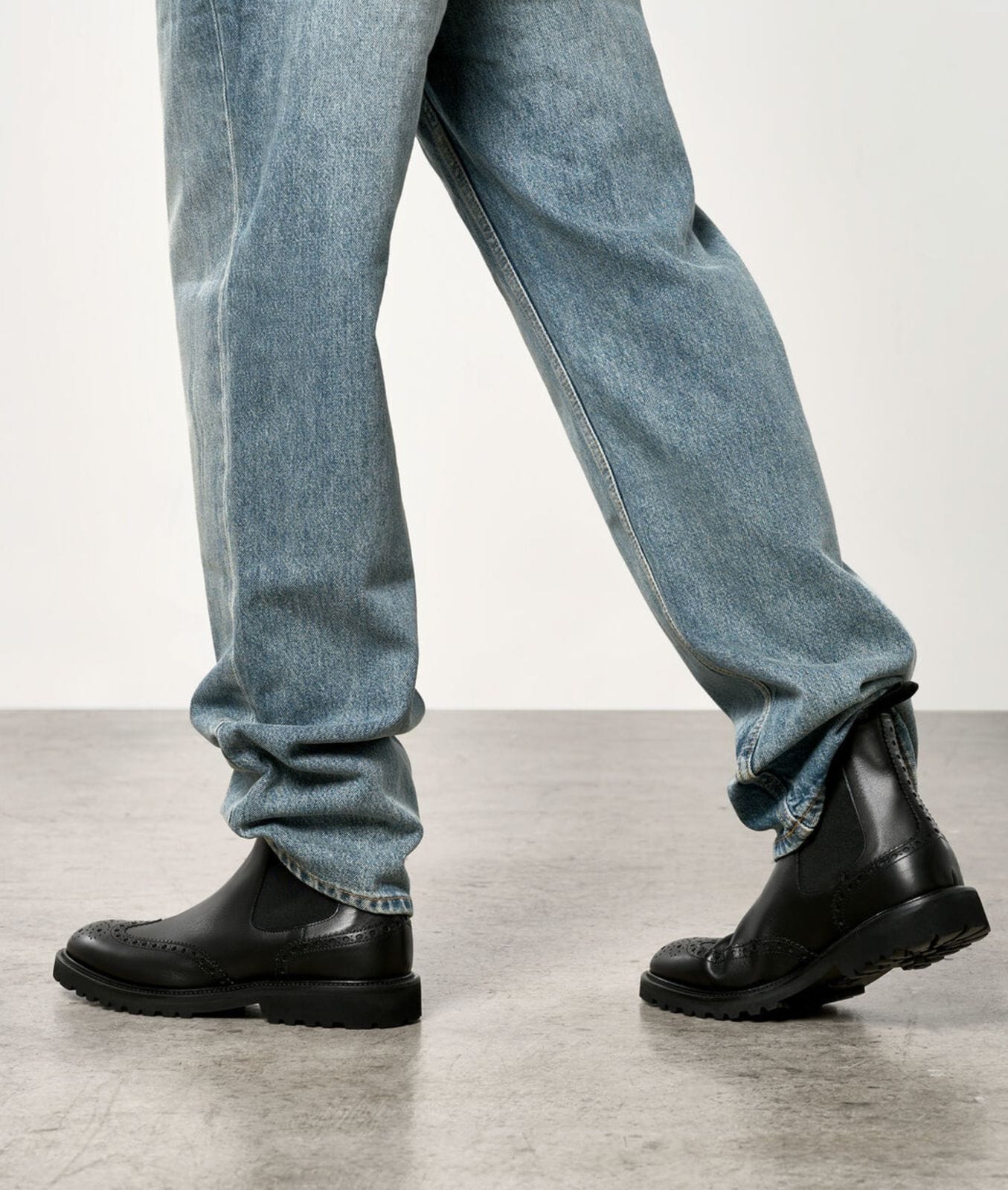 Chelsea Boot Full Brogue in Calf Leather