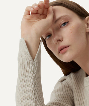 The Merino Wool Sweater with pinces