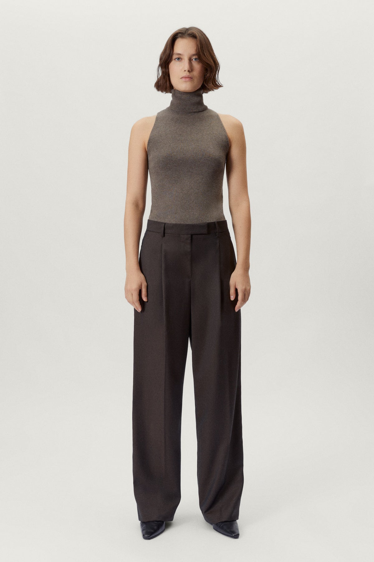 the wool tailored pants with pinces w dark brown